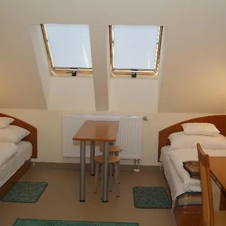 Vandrarhem Karoly Robert Diakhotel *
