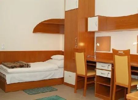 Karoly Robert Diakhotel Hostel *